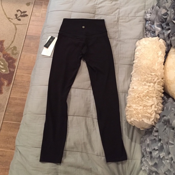 Lululemon black Athletic pants size 4 NWT