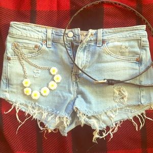 Sexy distressed Levi's Jean shorts🕶