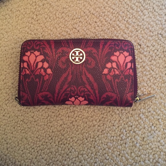 Tory Burch Handbags - SALE- Tory Burch Continental Wallet