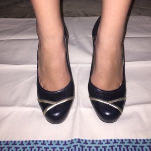 Black pumps