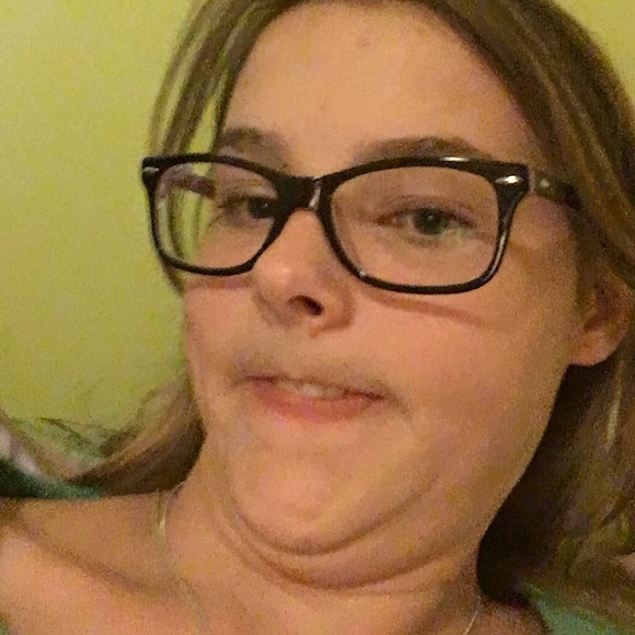 Triple chin gal - Picture 1 of 1