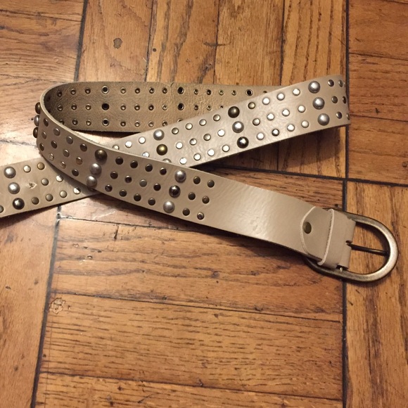 🦂 Tan leather belt with details