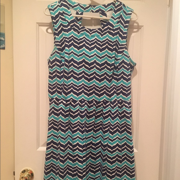 Vineyard vines blue chevron keyhole back dress 12
