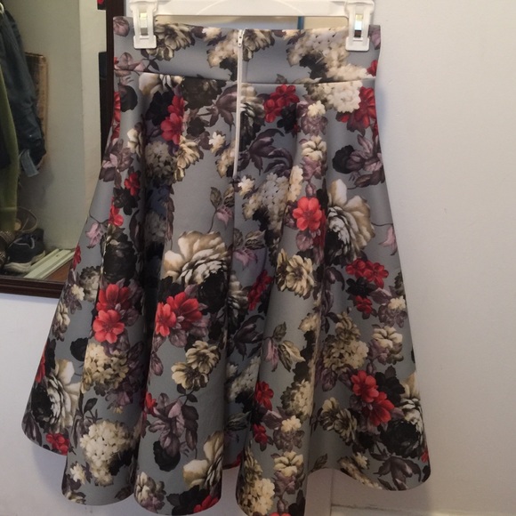Below-the-knee floral skirt - Picture 2 of 3