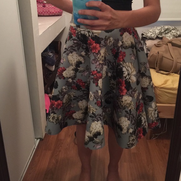 Below-the-knee floral skirt - Picture 3 of 3