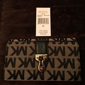 Michael kors black carry all wallet