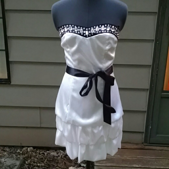 🌟10 FOR $30 white and black strapless satin formal dress - Picture 1 of 4
