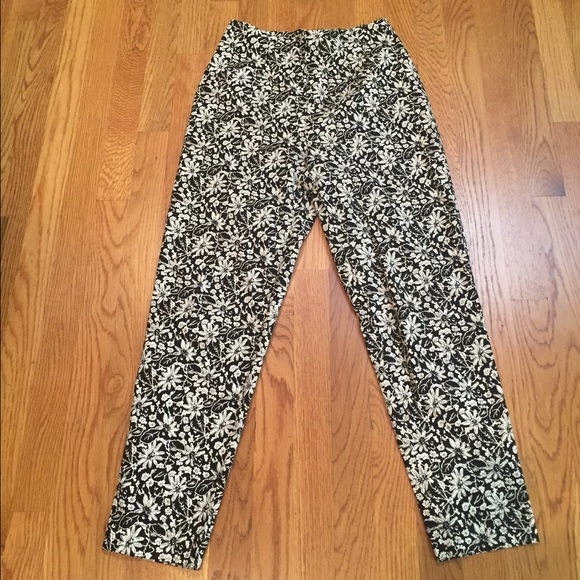 Super cute black and white great fitting pant💕💕