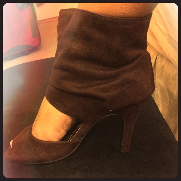 Who doesn't like suede heels?!? - Picture 1 of 3