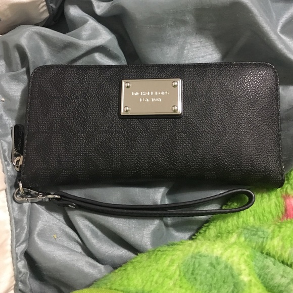 Michael kors pvc wallet