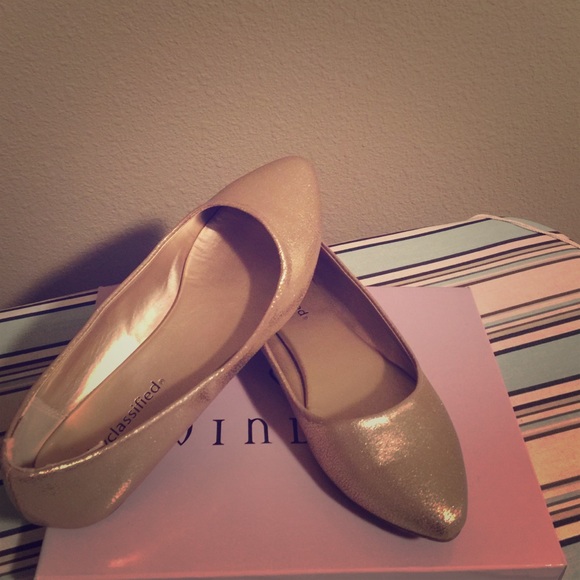 Super cute Gold flats!!