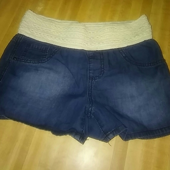 😀Young Grl Squeeze denim shorts with tan waist.💃