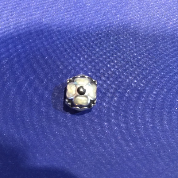 Pandora daisy black and white enamel