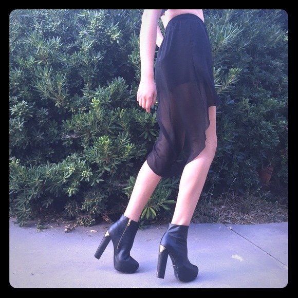 🐾 High-low black skirt