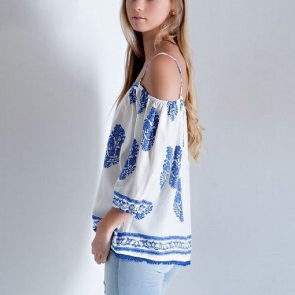 Off The Shoulder Blouse - Picture 2 of 6