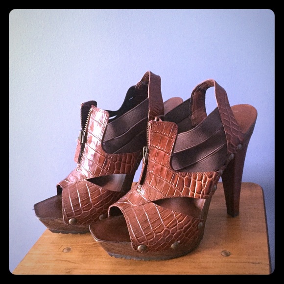 Zip-up alligator sandals