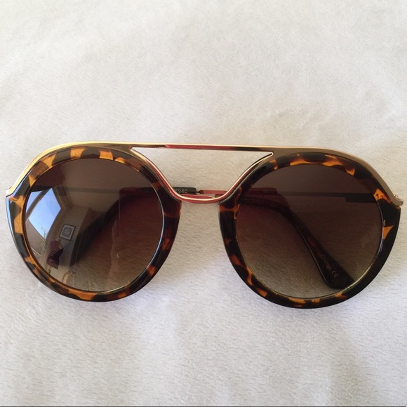 Leopard Sunglasses With Gold Trim - Picture 3 of 4