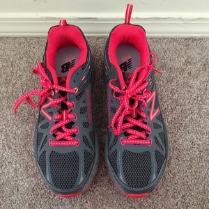 Grey and pink new balance tennis shoes. Never worn