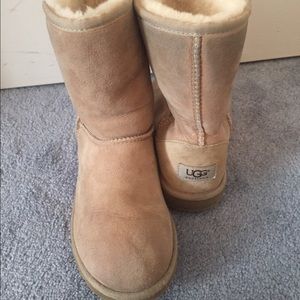 TAN UGGS