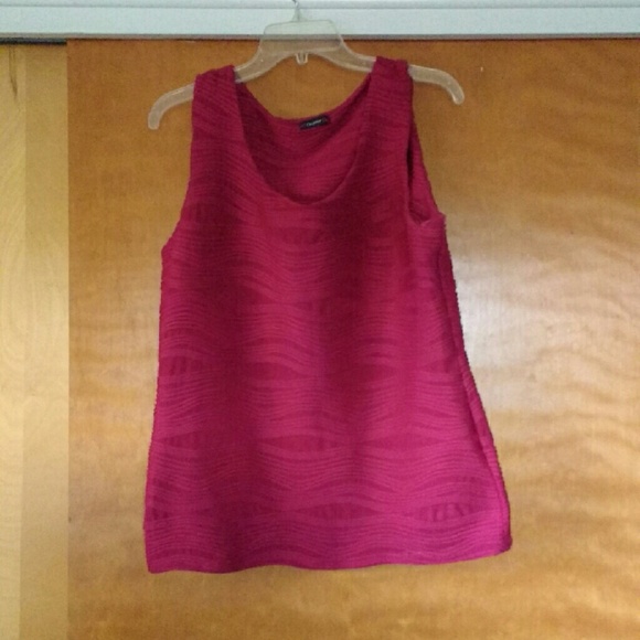 CLEARANCE! Beautiful red sleeveless top