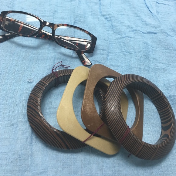 Set of 4 bracelets wood and plastic! Hippie trend