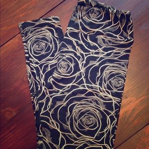 TC Lularoe Black Roses