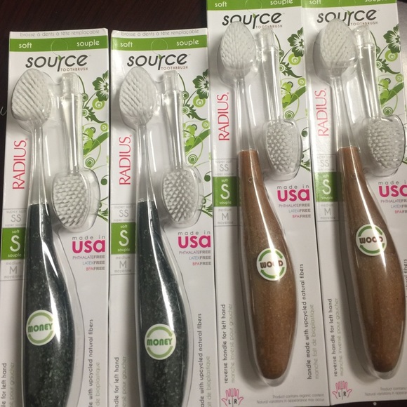 Radius Travel Toothbrush with (1) brush refill. - Picture 3 of 4