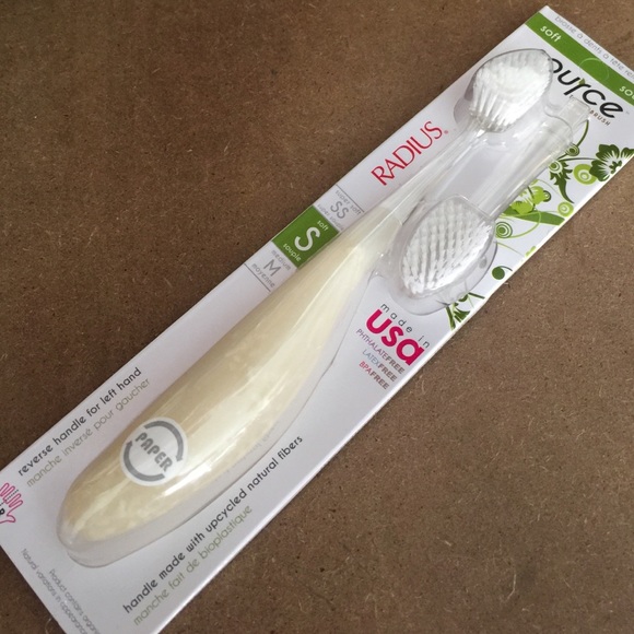 Radius Travel Toothbrush with (1) brush refill. - Picture 4 of 4