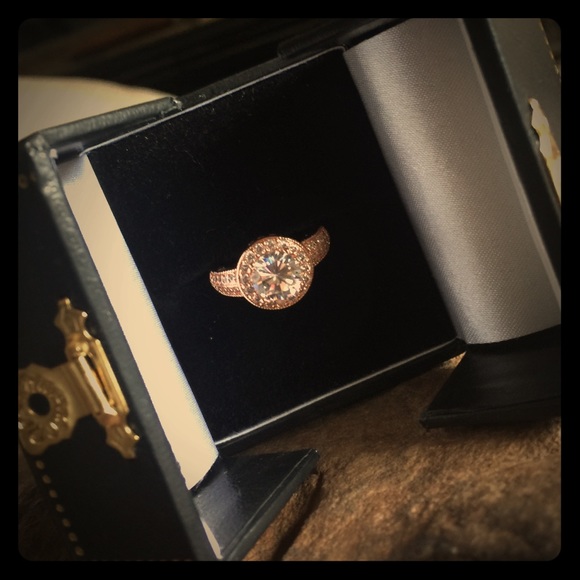 Jewelry - ROSE GOLD AAA Zircon Halo Ring