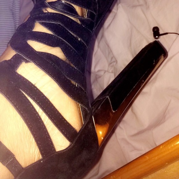 Black pumps
