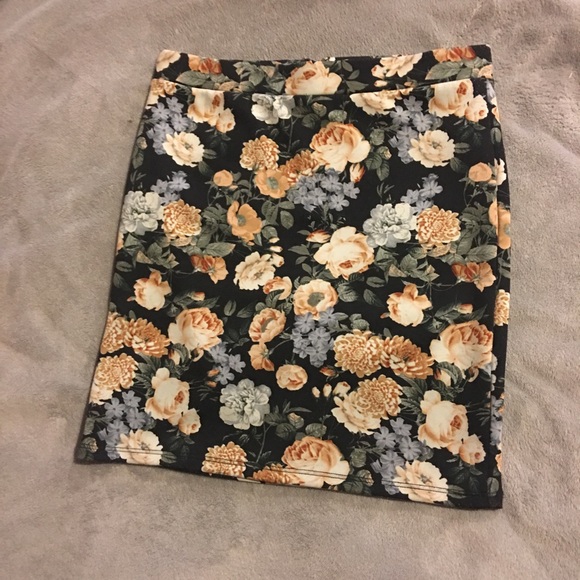 Forever 21 floral skirt - Picture 1 of 4
