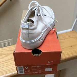 Brand new Nike tennis shoes. Size 9