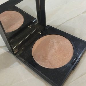 Laura Mercier "baked powder" in 01