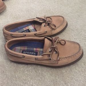 Women's sperrys.