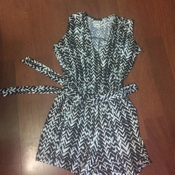 Venus white and black pattern romper