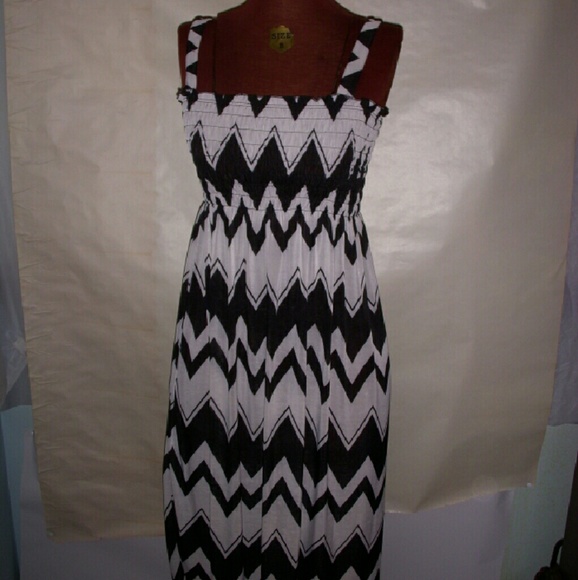 BLACK AND WHITE ZIG ZAG VERTICAL DRESS