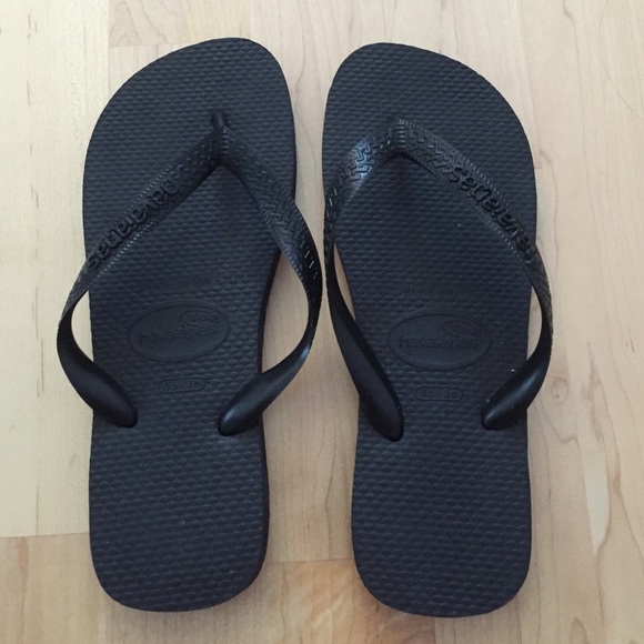 Black Havana flip flops.