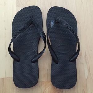 Black Havana flip flops.
