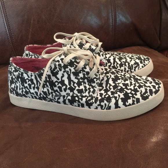 Size 8 Toms Sneakers