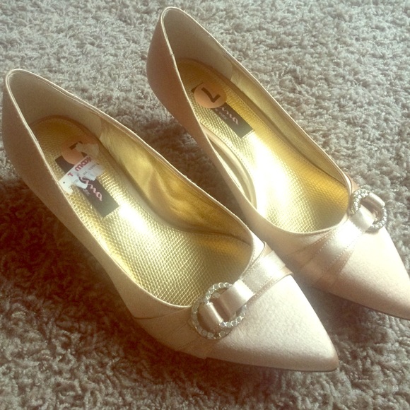 Gold formal shoes with kitty heel