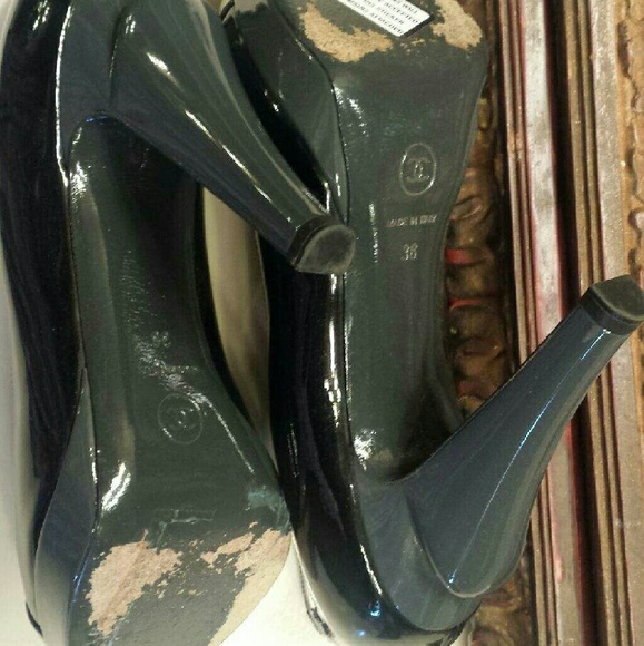 🔥CHANEL Black/Gray Patent Pumps - Picture 4 of 4