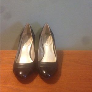 Black leather Bandolino pumps