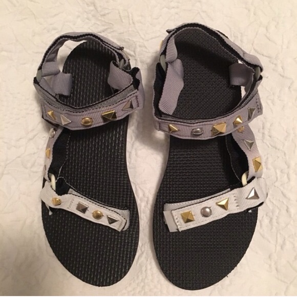 Ombré Teva with custom stud embellishment sz 7/8