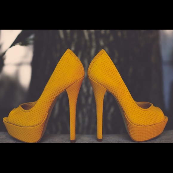 Steve Madden yellow Pumps ( on hold )