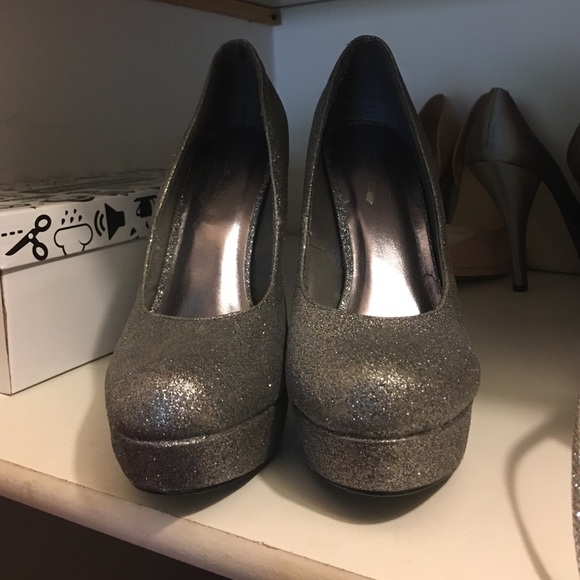 Gray sparkly heels ❤️