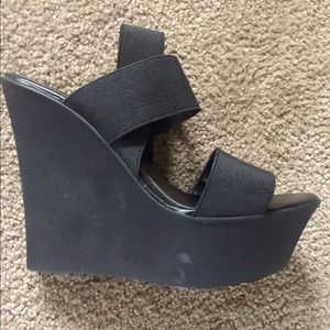black modern wedges