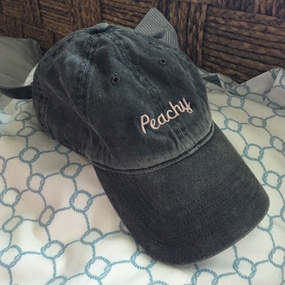 Brandy Melville Accessories - Brandy Melville "peachy" hat