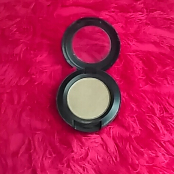 M.A.C eye shadow - Picture 2 of 3