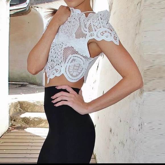 MUSTGO!Sexy yet elegant crispy white crotchet top. - Picture 2 of 7