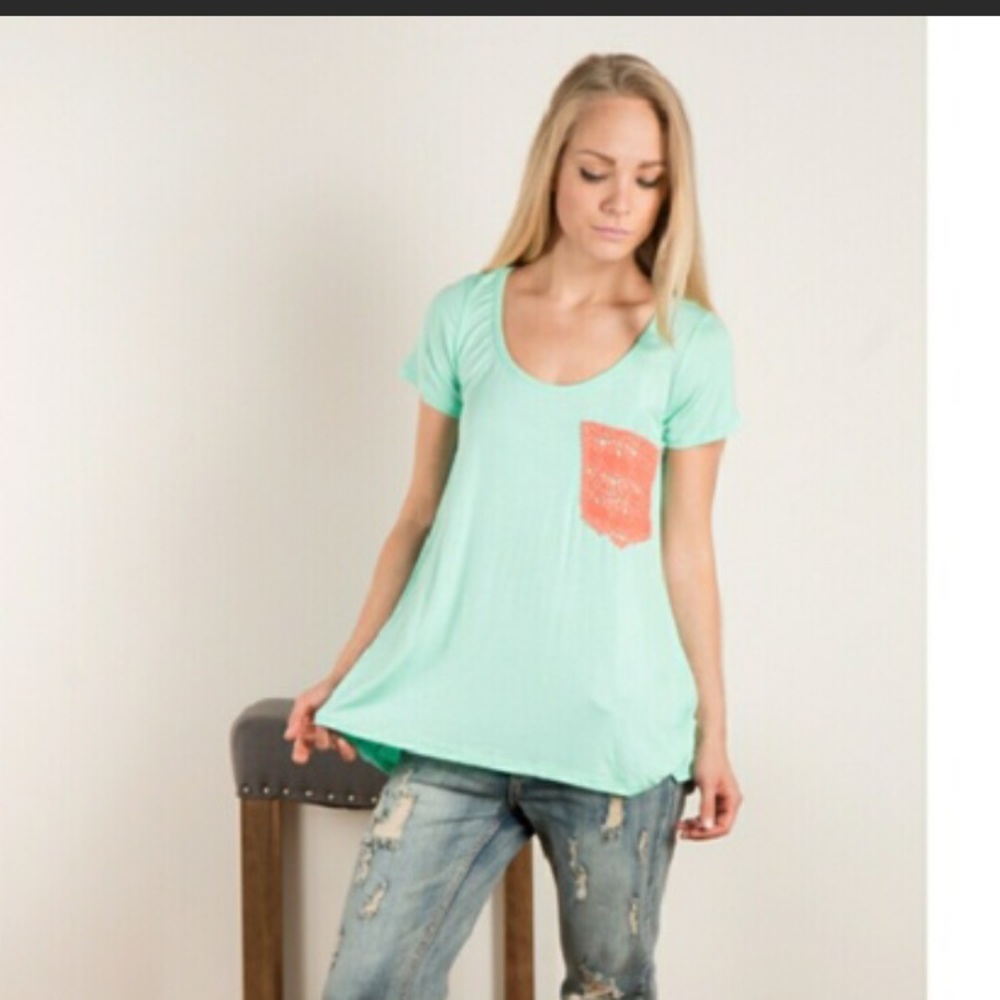 ‼️5/$25‼️Jersey tee with crochet pocket
